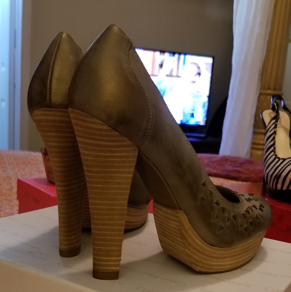 Shoes - Picture 2 of 3